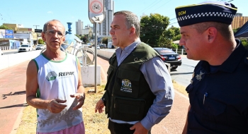 Prefeitura de Goiânia presta atendimento a pessoas em situação de rua na ponte da Rua 10